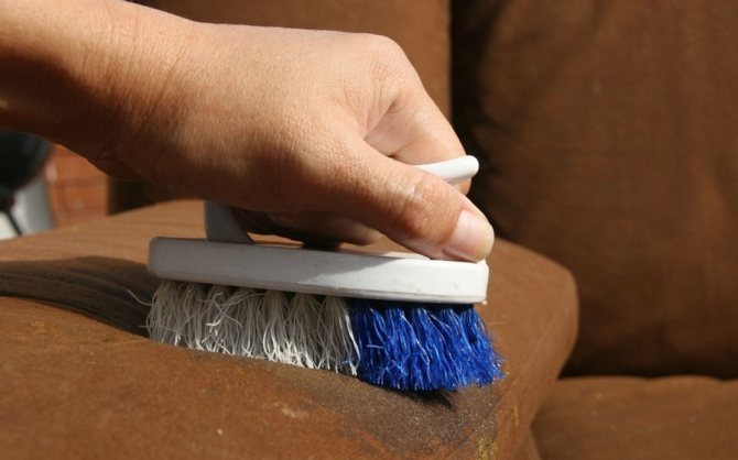 Как почистить мягкую мебель в домашних условиях: способы, средства